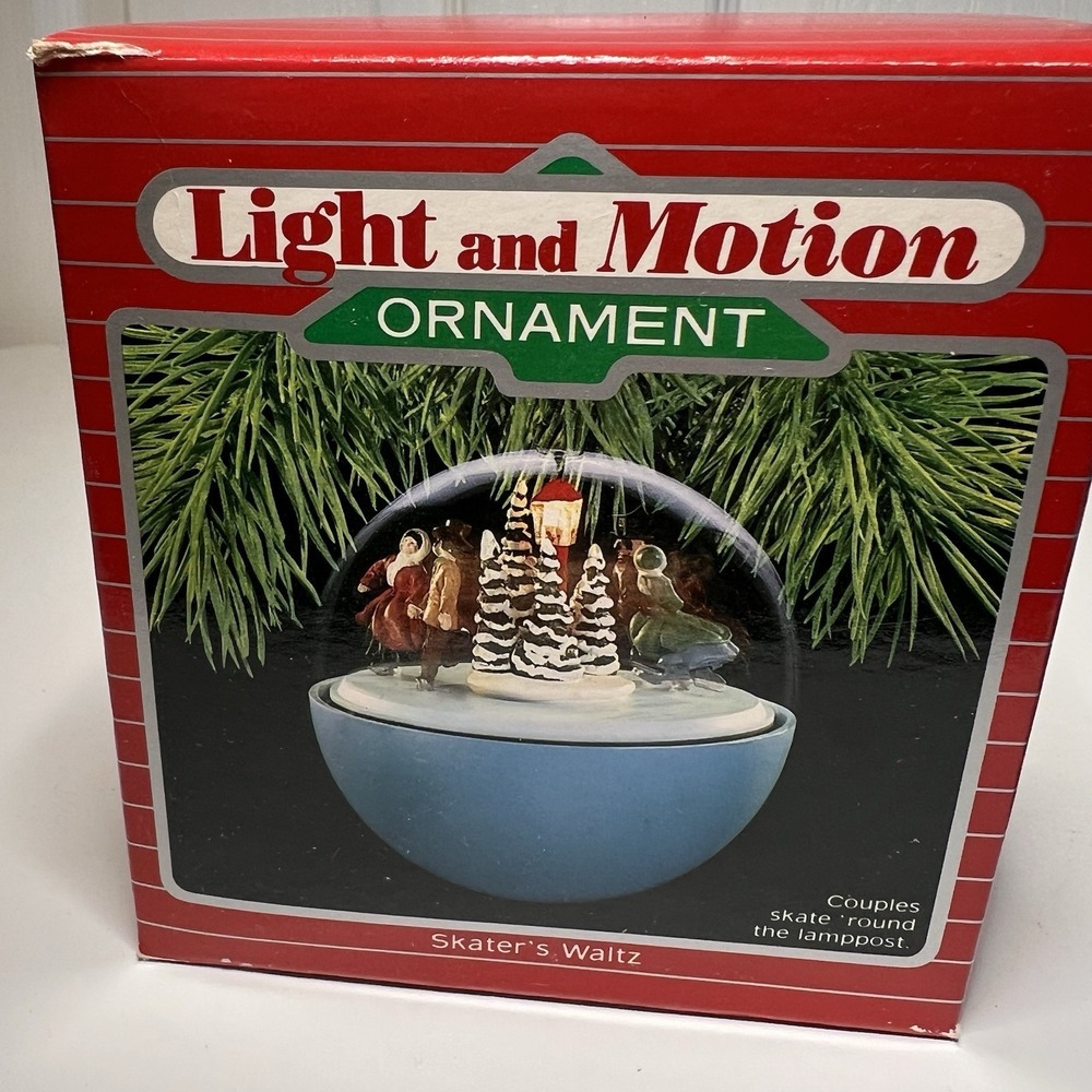 1988 Hallmark SKATER'S WALTZ‎ *Light and Motion* Vintage Ornament